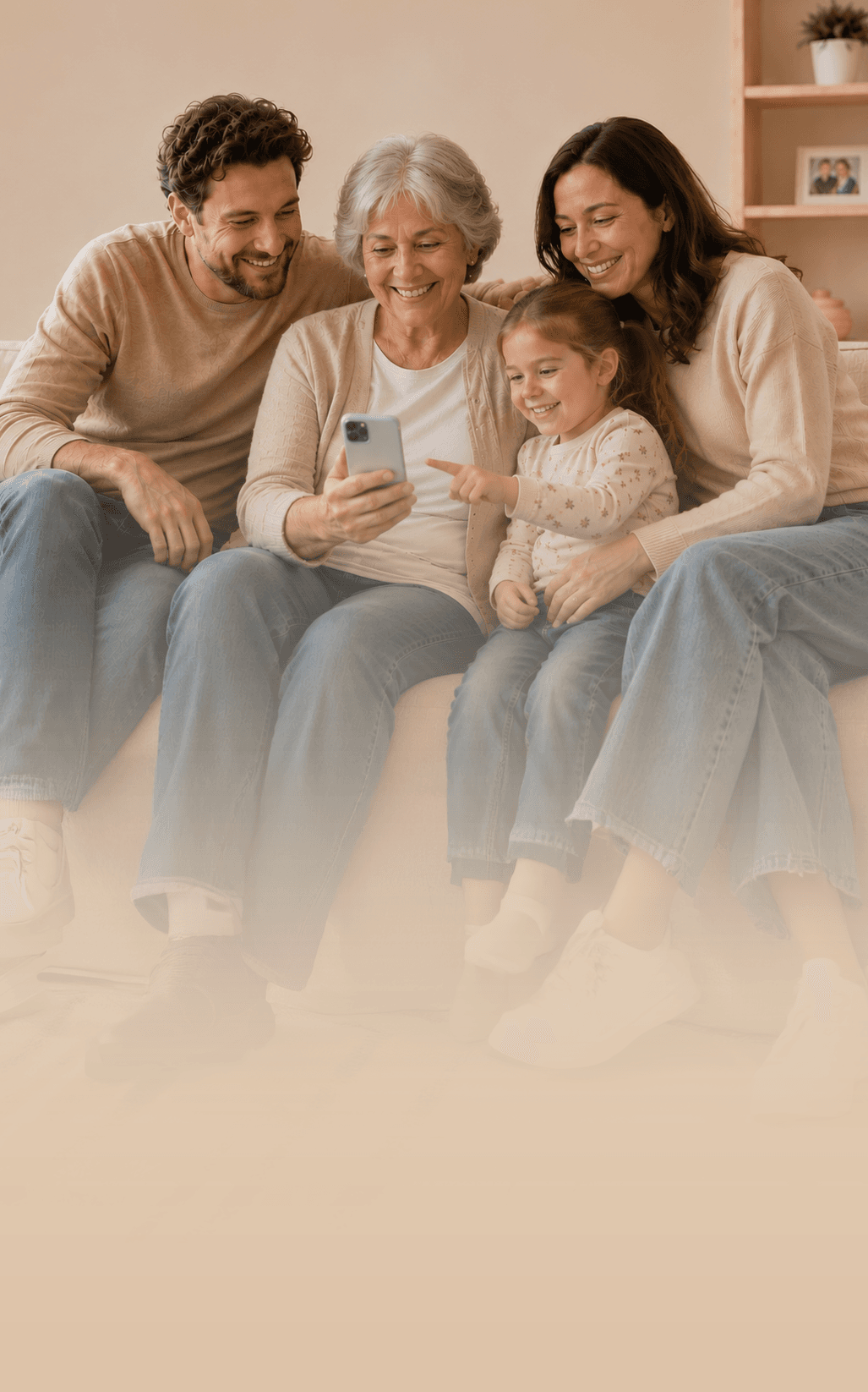 Ein älterer Elternteil und das erwachsene Kind schauen gemeinsam auf ein Smartphone.