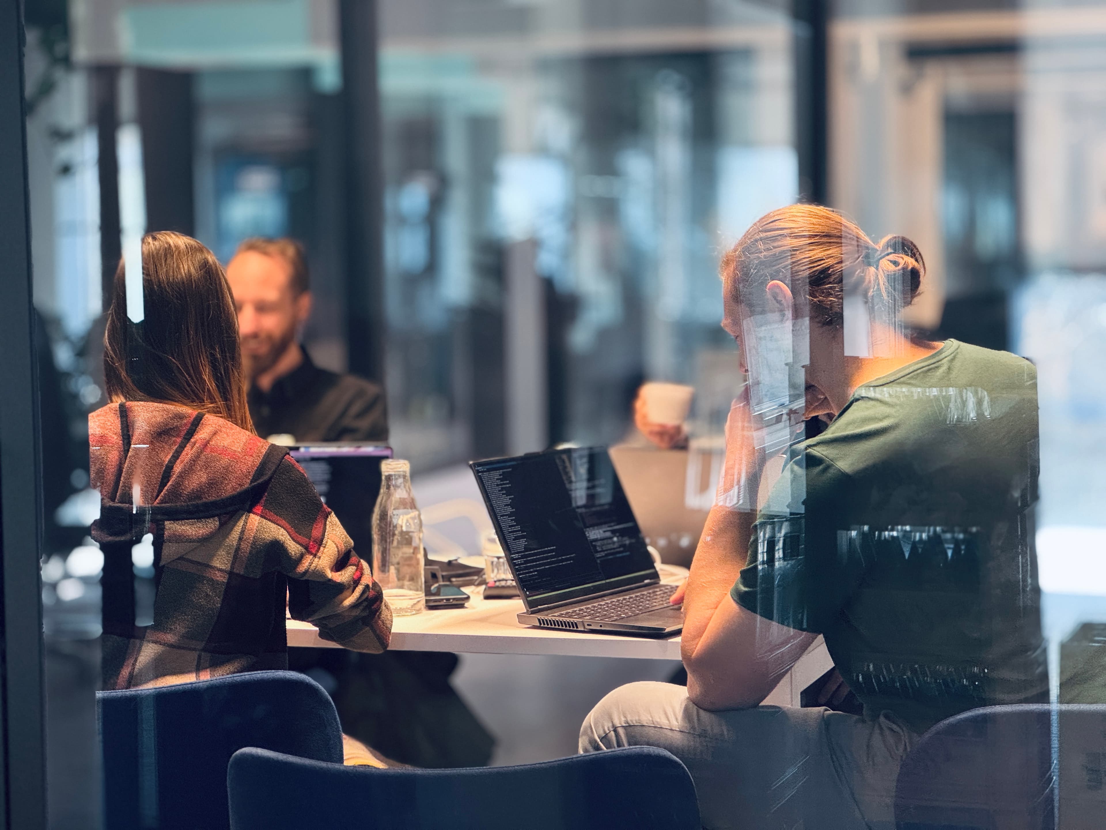 Das Amara-Team bei der Arbeit in einem hellen Büro